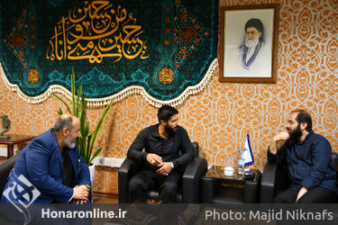 اعطای نشان آزادی ملت ایران به قهرمان شاهچراغ فرزاد بادپا