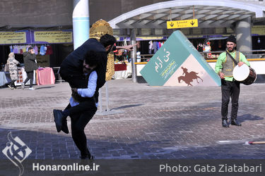 اجرای نمایش‌ خیابانی «تکم» در چهل و یکمین جشنواره بین‌المللی تئاتر فجر در ایوان انتظار ولی‌عصر«عج»