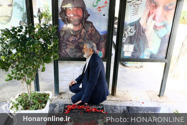 آغاز هفته هنر انقلاب با ادای احترام به مقام شهدا و تجدید پیمان با آرمان‌های امام خمینی(ره)