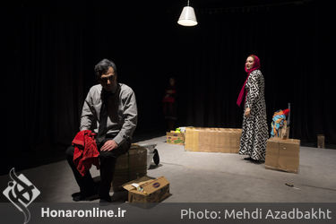 نمایش "مثل خاراندن یک زخم پس از خوب شدن" در عمارت نوفل‌لوشاتو