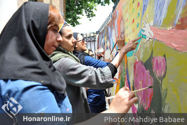 نقاشی گروهی صلح   توسط جمعی از هنرمندان در موزه استاد صنعتی