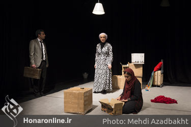 نمایش "مثل خاراندن یک زخم پس از خوب شدن" در عمارت نوفل‌لوشاتو