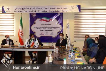 امضای تفاهم‌نامه همکاری میان انجمن فرهنگی هنری طراحان و تولیدکنندگان پوشاک مدارس ایران و پارک ملی علوم و فناوری‌های نرم و صنایع فرهنگی