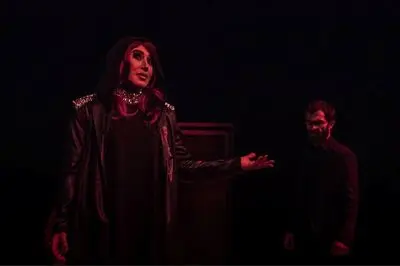 اجرائی تاویل‌دار و دراماتیک / نگاهی به نمایش "خروج ممنوع" اثر  ژان پل سارتر و کارگردانی گیتی قاسمی