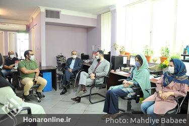 بازدید سید مجتبی حسینی از خبرگزاری هنرآنلاین به مناسبت روز خبرنگار