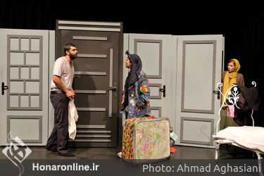 نمایش "خانه نم زده" در تماشاخانه نوفل‌لوشاتو