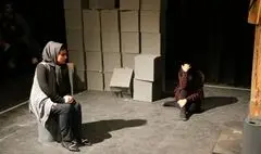 «بیگانه در خانه» به روایت منوچهری در جشنواره تئاتر فجر | معضلات یک دختر در پی یافتن شغل