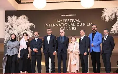 فرهادی و گروه «قهرمان» روی فرش قرمز کن | استقبال ویژه تماشاگران سالن بزرگ لومیر از کارگردان ایرانی برنده اسکار