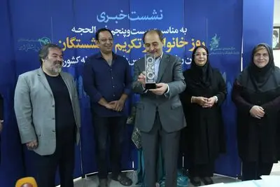 تندیس "بازنشسته نمونه کشور" رونمایی شد / کامبیز صبری: در هنگام طراحی تندیس تصویر پدرم در برابر چشمانم بود / ملانوروزی: صندوق‌ها و بانک‌ها به برگزاری حراج‌های هنری ورود پیدا کنند