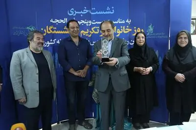 تندیس "بازنشسته نمونه کشور" رونمایی شد / کامبیز صبری: در هنگام طراحی تندیس تصویر پدرم در برابر چشمانم بود / ملانوروزی: صندوق‌ها و بانک‌ها به برگزاری حراج‌های هنری ورود پیدا کنند
