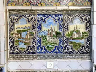 نمونه ای از کاشی های موزه مقدم