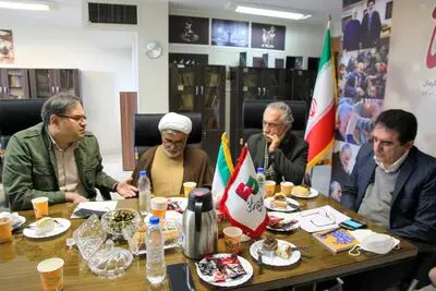 بازدید قادر آشنا و دبیر تئاتر فجر از دبیرخانه «سردار آسمانی»