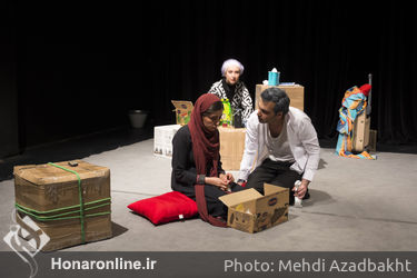نمایش "مثل خاراندن یک زخم پس از خوب شدن" در عمارت نوفل‌لوشاتو