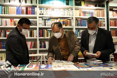 کتابگردی سرپرست معاونت امور هنری در هفته کتاب