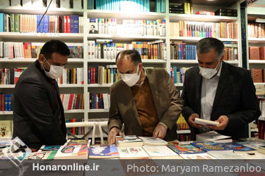 کتابگردی سرپرست معاونت امور هنری در هفته کتاب