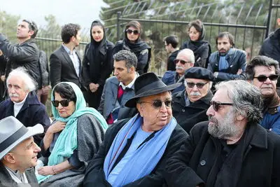 کیمیایی، فرمان‌آرا و فردوسی‌پور در آرامگاه کیارستمی درخت کاشتند / عکس