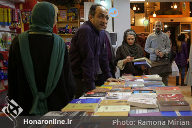 کتابگردی اهالی فرهنگ و هنر در نشر ثالث