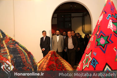 بازدید سید عباس صالحی و سیدمحمد مجتبی حسینی از نمایشگاه هنرهای تجسمی فجر