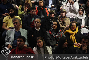 اهدای جایزه جشنواره سینمایی آسیاپاسیفیک در نمایش "شیروانی داغ"