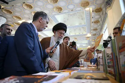 بازدید رهبر معظم انقلاب از نمایشگاه کتاب تهران / نقش کتاب یک نقش بی بدیل است
