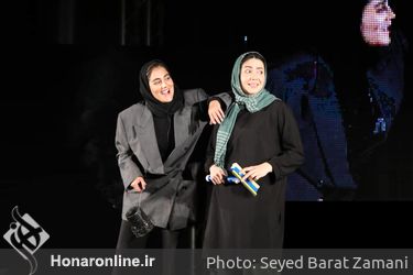 نمایش "عشق روزهای کرونا" در محوطه باز تالار وحدت 
