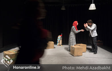نمایش "مثل خاراندن یک زخم پس از خوب شدن" در عمارت نوفل‌لوشاتو