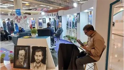 طراحی چهره خادمان قرآنی در غرفه انجمن خادمان قرآن کریم