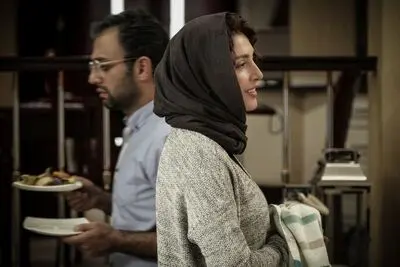 لیلا زارع، صابر ابر و حمیدرضا آذرنگ در «زیر نور کم»