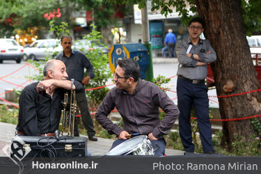تعزیه خوانی در مقابل مجتمع فرهنگی هنری مهرسان