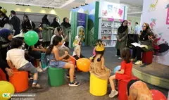 اجرای «قصه نمایش» با مشارکت بچه‌ها در غرفه کانون