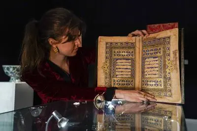 حراج قرآن طلاکوب ایران قرن شانزدهم در ساثبیز لندن | شمعدان نقره قرن سیزدهم رکورد زد