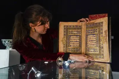حراج قرآن طلاکوب ایران قرن شانزدهم در ساثبیز لندن | شمعدان نقره قرن سیزدهم رکورد زد