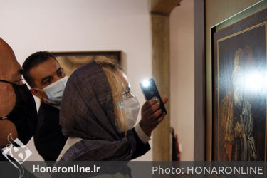 بازدید یاروسلاوا رومانووا از دوازهمین نمایشگاه نگاره‌های چوبی هیما در فرهنگسرای نیاوران
