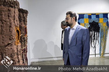 بازدید سیدمحمد مجتبی حسینی از نمایشگاه فریبا بروفر