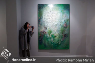 بازدید سیدمحمد مجتبی حسینی از نمایشگاه نقاشی‌های حبیب‌اله صادقی در گالری ساربان