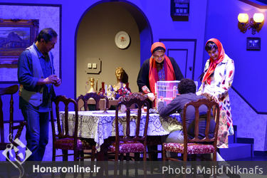 نمایش "آهسته با گل سرخ" در تماشاخانه سنگلج