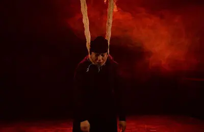 چوب ندانم کاری / نگاهی به نمایش "جزا" به کارگردانی مهربان علی‌اکبرزاده از کشور آذربایجان