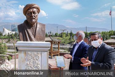 رونمایی سردیس مفاخر فرهنگی در میدان مشاهیر