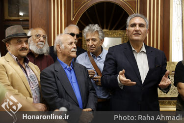 بازدید از کتابخانه آیت الله فاضل خوانساری با حضور جمعی از هنرمندان پیشکسوت به همت صندوق هنر در خوانسار