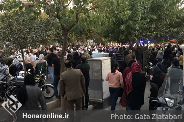 هواداران استاد شجریان مقابل بیمارستان جم پس از شنیدن خبر درگذشت او