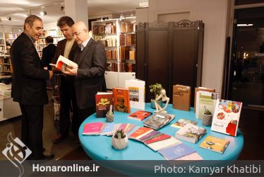 كتابگردي اهالي فرهنگ و هنر در شهركتاب فرشته