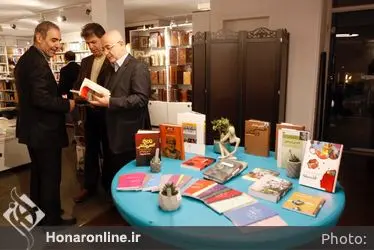 كتابگردي اهالي فرهنگ و هنر در شهركتاب فرشته