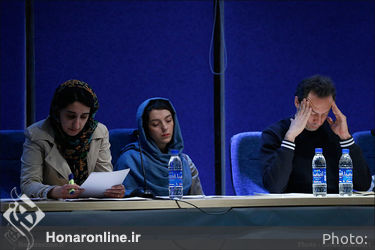 نمایشنامه خوانی نمایش "خواب های رنگی ببینید آقا"