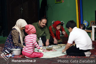 نمایش "عقل صورتی یا مدادی که فقط مشق نمی‌نوشت"