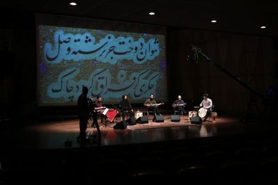 گروه نواساز با پوریا اخواص روی صحنه رفت