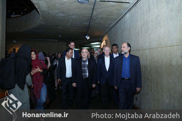آيين افتتاحيه نمايشگاه توني كرگ با عنوان "ريشه ها و سنگ ها" در موزه هنرهای معاصر