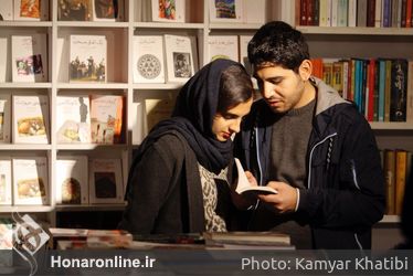 كتابگردي اهالي فرهنگ و هنر در شهركتاب فرشته