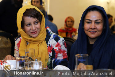 فرش فیروزه ای نمایش"مرد بالشی" در مرکز خرید تندیس