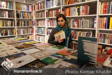 كتابگردي اهالي فرهنگ و هنر در شهركتاب فرشته