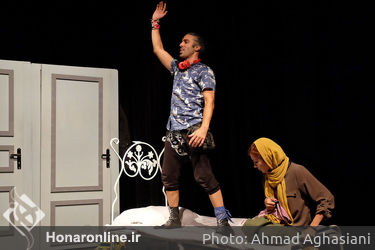 نمایش "خانه نم زده" در تماشاخانه نوفل‌لوشاتو